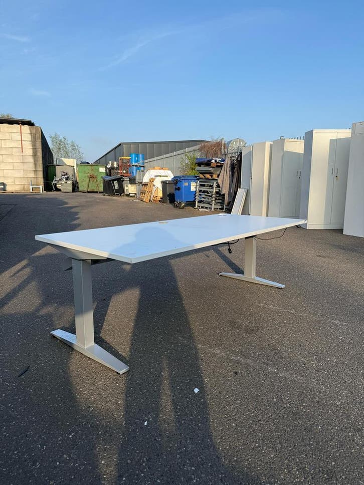Herman Miller Zit Sta Bureau - Nieuwprijs Meer Dan 1000 Euro, Huis en Inrichting, Bureaus, Zo goed als nieuw, Elektrisch, In hoogte verstelbaar
