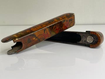 Qajar-papier-maché lakpenkoker (Qalamdan) – met de hand