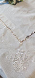 Zonder reservering - Tafellaken met machinaal geborduurde