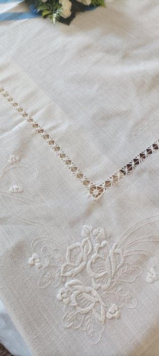 Zonder reservering - Tafellaken met machinaal geborduurde, Antiquités & Art, Tapis & Textile