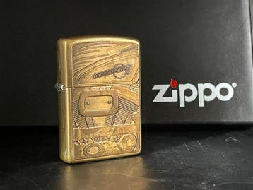 Zippo - ZIPPO HARLEY DAVIDSON 3D MOTOR - COFFRET + PIERRES, Verzamelen, Nieuw