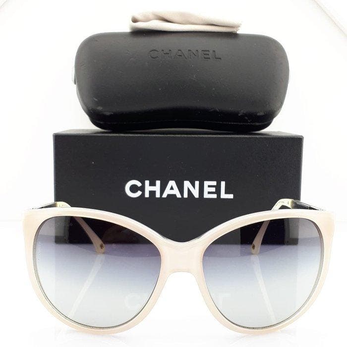 Chanel - Collection Miroir Wayfarer Oversized White with, Bijoux, Sacs & Beauté, Lunettes de Soleil & Lunettes | Femmes