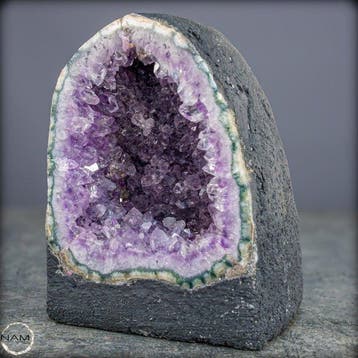 Druse daméthyste naturelle avec une structure cristalline