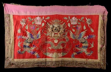Un grand frontal dautel brodé chinois sur fond rouge, «