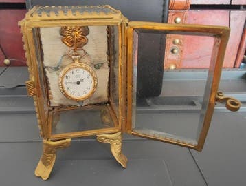 display case + Working Swiss NOVUS pendant woman watch -