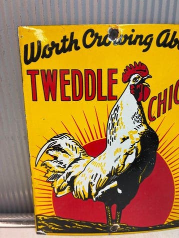 Tweeddle Chicks – Emaille Reclamebord – Worth Crowing About