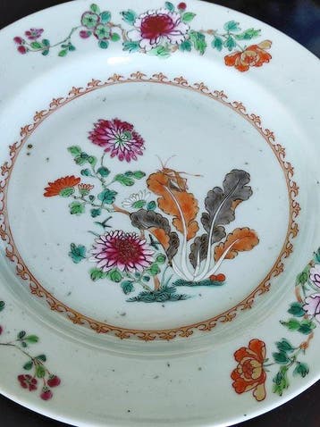 Une assiette en famille rose dorée, du XVIIIe siècle. -, Antiek en Kunst