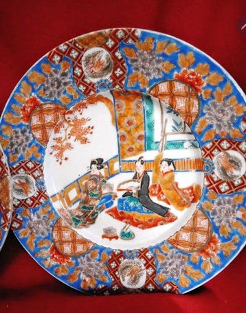 Paar borden Moriage - Porselein - Japan - Meiji periode