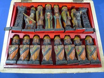 Jeu déchecs en bois polychrome Hispanique des années 1950