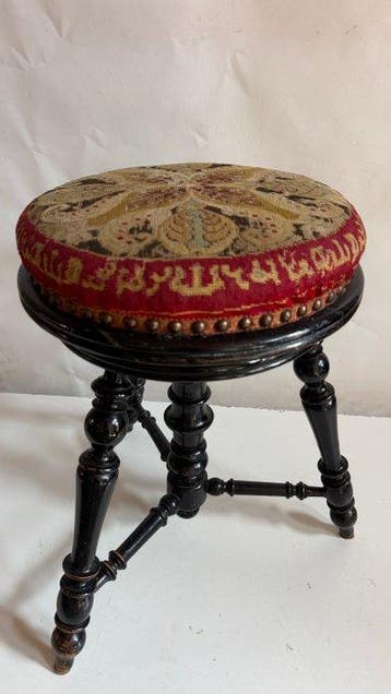 Kruk - Tapijt “Petit point”, Draaibaar hout - Exclusief