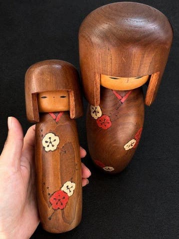 Usaburo Okamoto - Speelgoed Kokeshi doll Ume Blossom Kimono