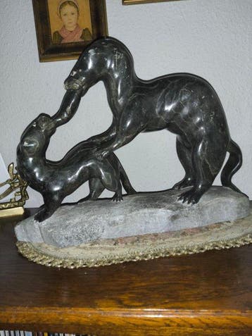Inuit snijwerk Twee Otters door een Meesterbeeldhouwer, Antiquités & Art