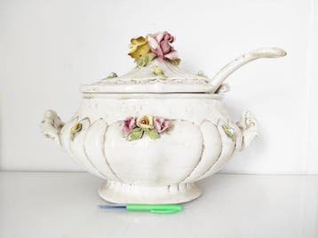 Tureen - Fleurs en relief - Aardewerk, Antiek en Kunst