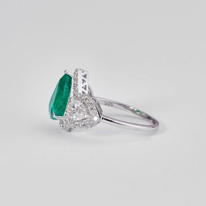 Statement ring - 14 karaat Witgoud - 4.02ct. tw. Smaragd -, Handtassen en Accessoires, Antieke sieraden