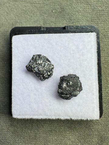Set van 2 natuurlijke ruwe zwarte diamanten - 2,52 karaat -