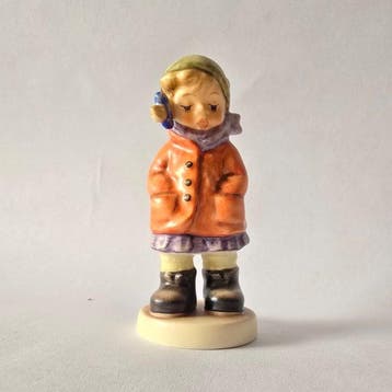 Goebel - Figurine - Hummel #2221 - Winterzeit / All Bundled