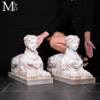 Een kostbaar paar sculpturen uit kostbaar wit Carrara-marmer