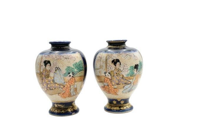 Vaas - Porselein - Japan - Een paar Japanse Satsuma (Zonder, Antiek en Kunst, Antiek | Overige Antiek