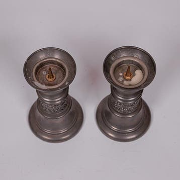 2 petits chandeliers en étain pour église. - Étain -, Antiek en Kunst, Kunst | Niet-Westerse kunst