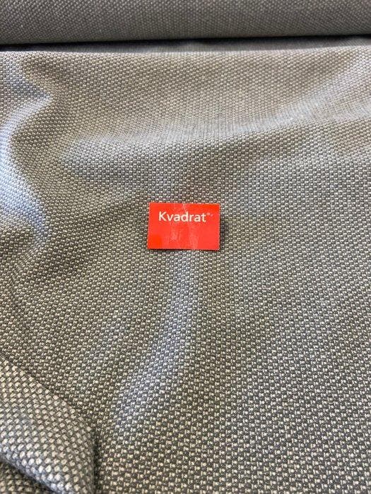 Kvadrat - Stof met een verweven, textuurachtige structuur en, Antiek en Kunst, Antiek | Tapijten, Tafelkleden en Textiel