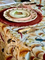 Tafelkleed met patroon van wilde vogels voor grote tafels. -