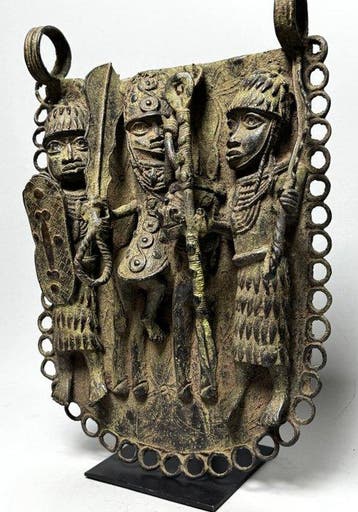 Grote Benin-bronzen plaquette, Krijger en dienaren - 5,3 kg, Antiek en Kunst