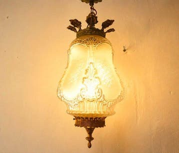 Lamp - Oude hangende lamp van brons met geblazen glazen kap, Antiek en Kunst
