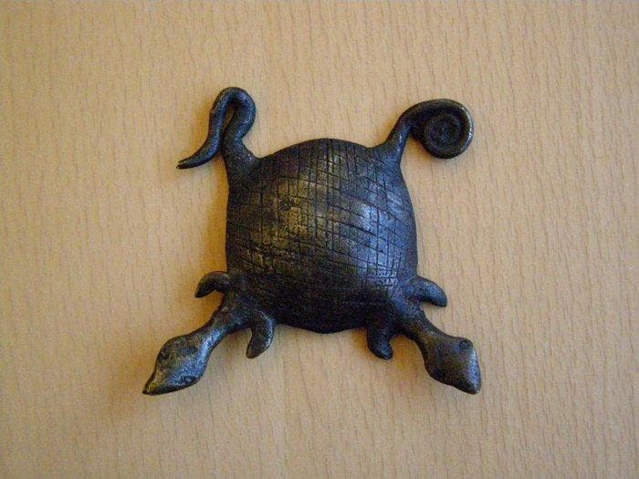 GOUDGEWICHT - GEKRUISTE KROKODIL - Abrammuo - Mrammuo -, Antiquités & Art, Art | Art non-occidental