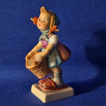 Goebel - Beeldje - Hummel 73 - Little Helper - TMK3 -