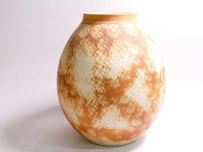 Shigaraki Ware vuurgekleurde ingeëtste patroon vaas door, Antiquités & Art, Antiquités | Autres Antiquités