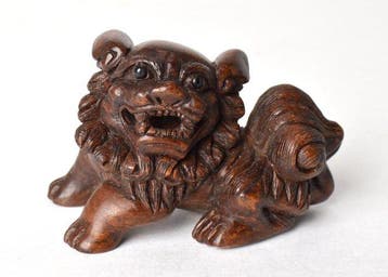 Netsuke japonais en bois, fin et ancien — lion shishi - Bois, Antiquités & Art