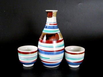 Kutani Ware Kaga Shichisai Sake bottle & 2cup set By, Antiek en Kunst