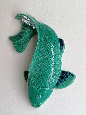 Vanessa Bonino - sculptuur, Koi carp - 37 cm - Majolica -