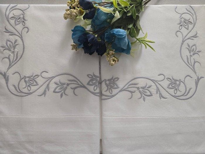 Set Lenzuola ricamate in puro cotone percalle Ricamo in, Antiek en Kunst, Antiek | Tapijten, Tafelkleden en Textiel