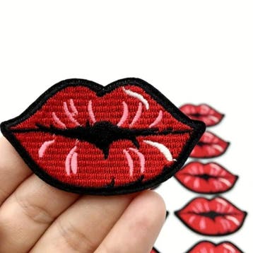 Embleem kus - mond - 6.5 x 3.5 cm - applicatie - opstrijk..., Verzenden, Nieuw, Overige typen