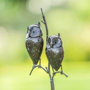 Beeldje - Twee uilen op metalen staaf - Metaal