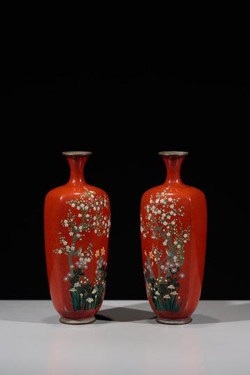 Vase - Un vase cloisonné avec un dragon sur un fond