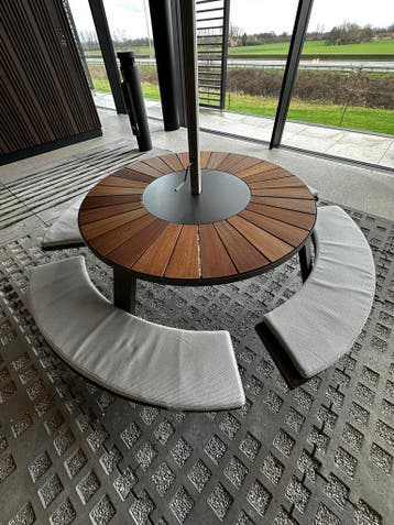 Extremis Pantagruel picknicktafel + Inumbra parasol 400cm, Tuin en Terras, Zo goed als nieuw, Rond, Metaal