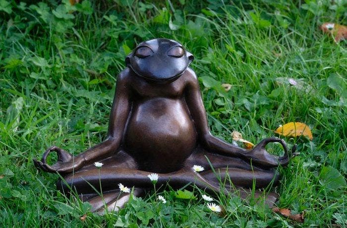 sculptuur, Meditating Frog - 34 cm in length - 20 cm - Brons, Antiquités & Art, Curiosités & Brocante