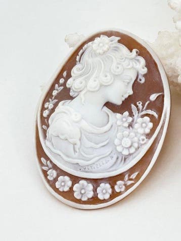 CASSIS MADAGASCARIENSIS - Cameo - Handgesneden camee