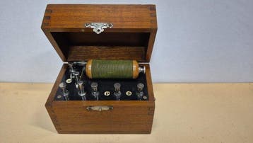 Instrument médical - Bois, métal, composants électriques -