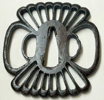 Fleur de chrysanthème Saotome( Kiku) sukashi tsuba - Japon -