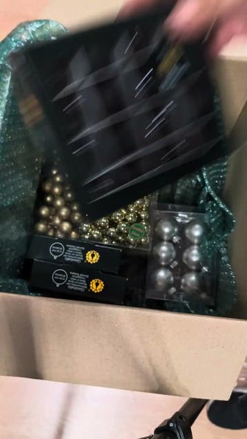 Restantenbox Bomvol Kerstballen Bekijk video voor inhoud, Maison & Meubles, Accessoires pour la Maison | Plantes & Fleurs artificielles