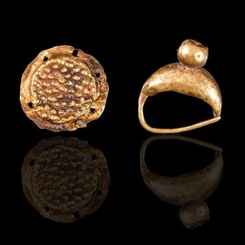 Hellenistisch Set gouden sieraden - Oorbel en een schijf