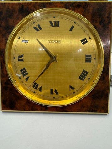 Horloge de table - - métal doré, probablement du laiton -