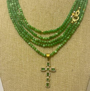Esmeralda en Madre de Perla met Kruis met groene kristallen