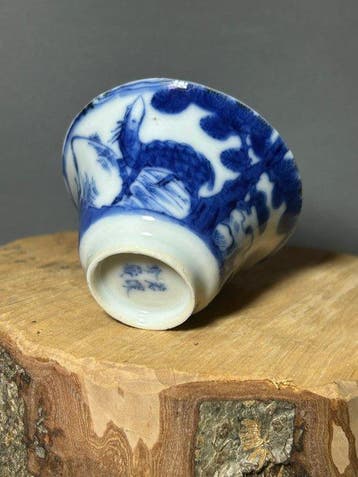 Blauw-witte porseleinen beker met dennen-hertenmotief en