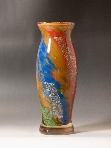Vase en verre soufflé polychrome avec inclusions de feuilles