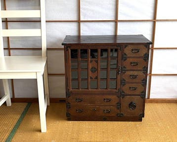 Kabinet - Japanse houten tansu-kast met glazen deur en