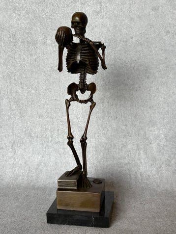 Statue, Bronzen sculptuur van een skelet. “Death